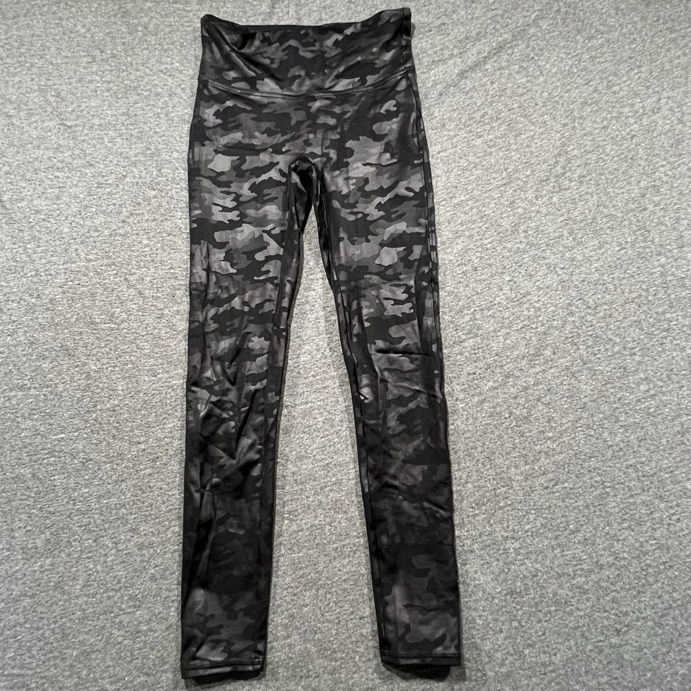 Spanx Faux Leather Black Camo Leggings Sz Small Petite EUC